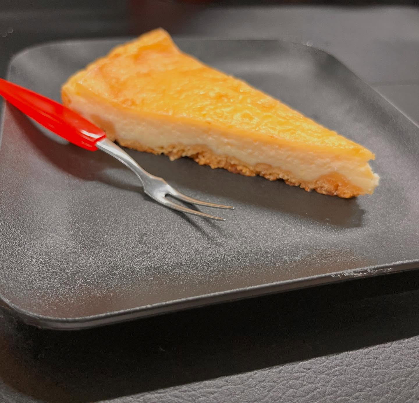 チーズケーキを人生で初めて作りまして🍰

クリームチーズなんぞを購入したのも初🧀

レシピはネットでテキトーに📱

土台のクッキー的なアレはその辺にあったものを🍪

夏なのでレモンを大量に入れたらサッパリスッキリ🍋

美味い😋

 #こども食堂 #虎吉