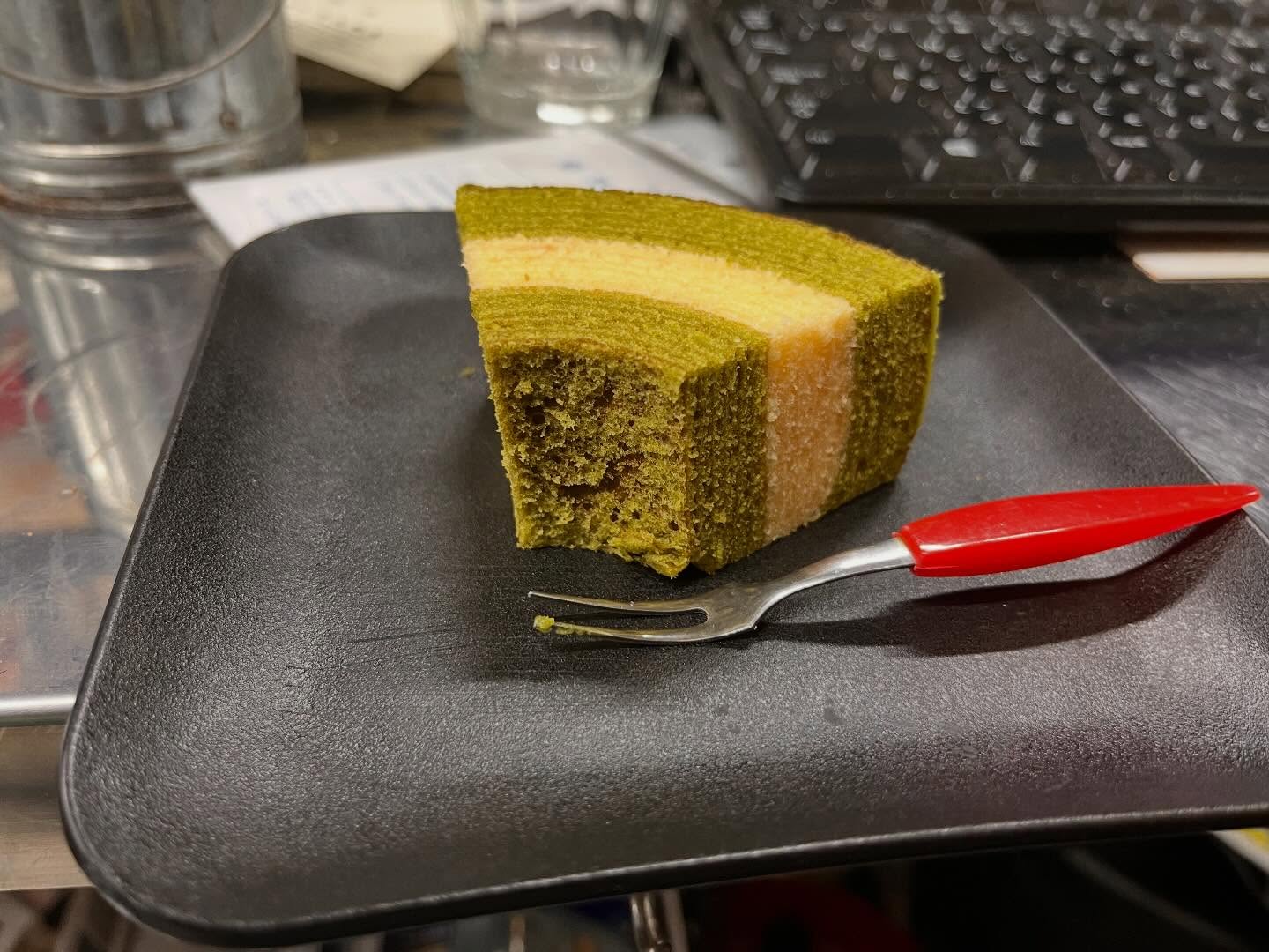 お土産にもらったバームクーヘン
@shun7015504 
⁡
食べたいけどなんかもったいなくて食べれない…
⁡
みたいな葛藤がずっとあってなかなか食べれなかった
⁡
そんなことを考えてたらそろそろ賞味期限が近づいてきたので意を決していただきました
⁡
めちゃくちゃ美味しかった🤤
⁡
改めてありがとう♥️
⁡
 #こども食堂 #虎吉