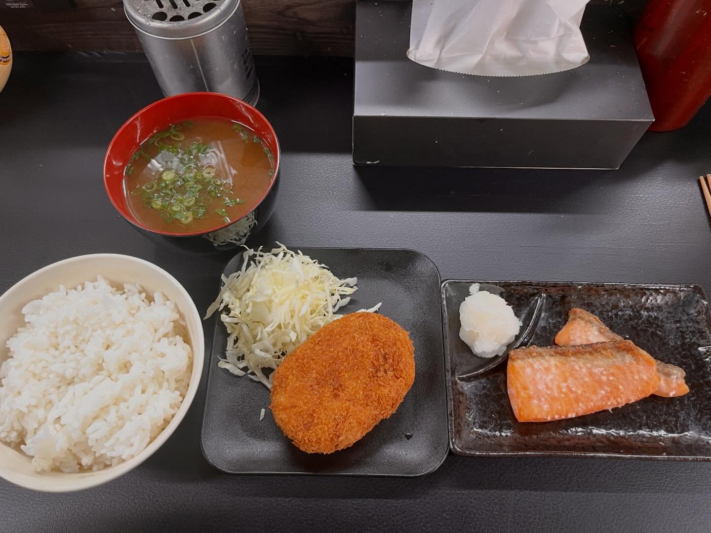 本日のお昼兼朝ごはん🍚by若女将
いただいた鮭のハラスの塩焼き🐟
ポテトサラダのコロッケ🥗
⁡
ハラスが脂乗っててうまいのよ🤤
⁡
 #こども食堂 #虎吉 #若女将

⁡