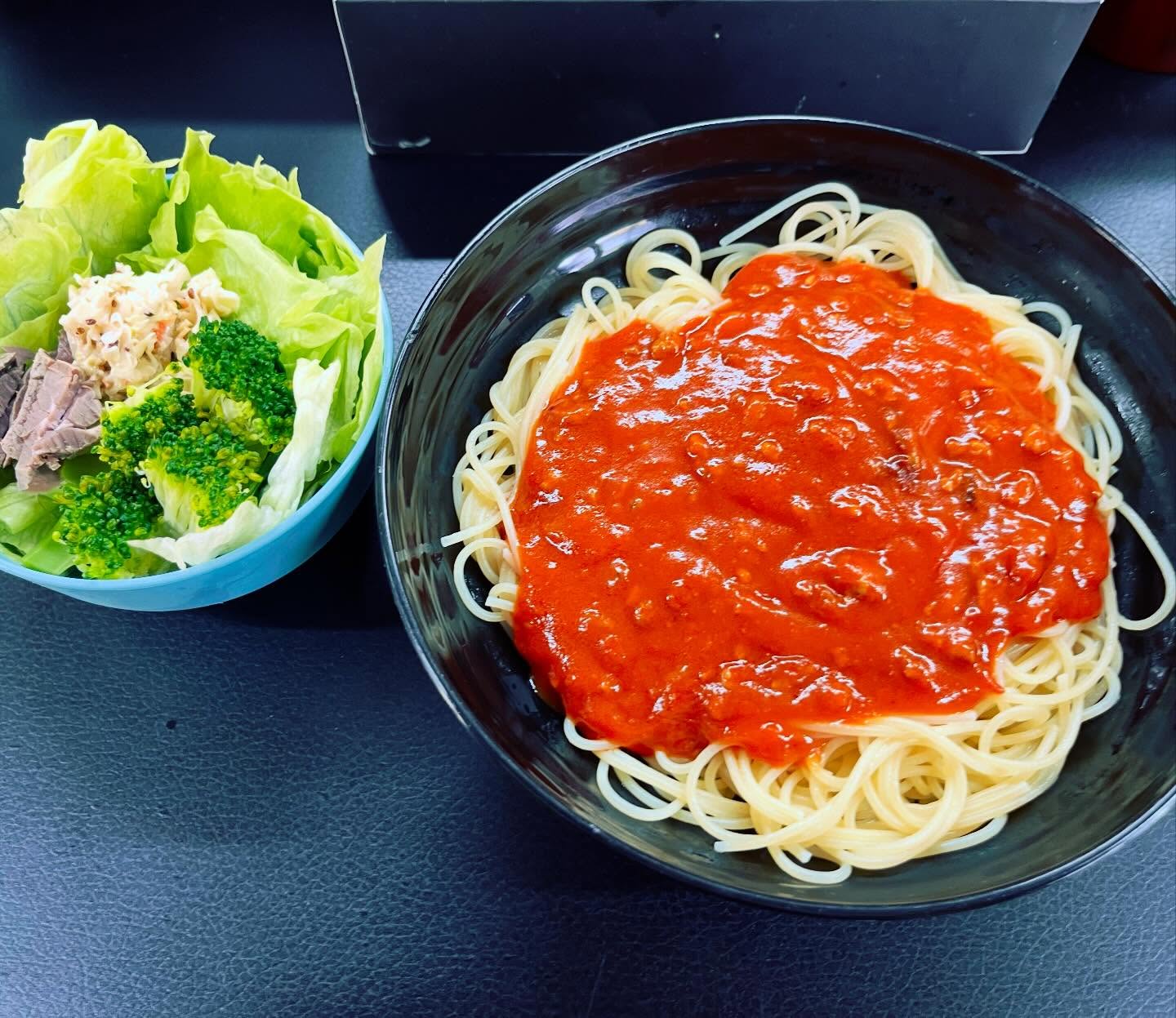 本日の朝＆昼ごはん( 𓎩 𓌉𓇋 ‎)By若女将
⁡
昨日お客さんに散々ビール飲ませてもらって散々つまみ食いした翌日にまたミートソース🍝
⁡
麺は太るらしい🐷
⁡
虎吉店主のお腹は確実に成長し続けております🪲
⁡
 #こども食堂 #虎吉