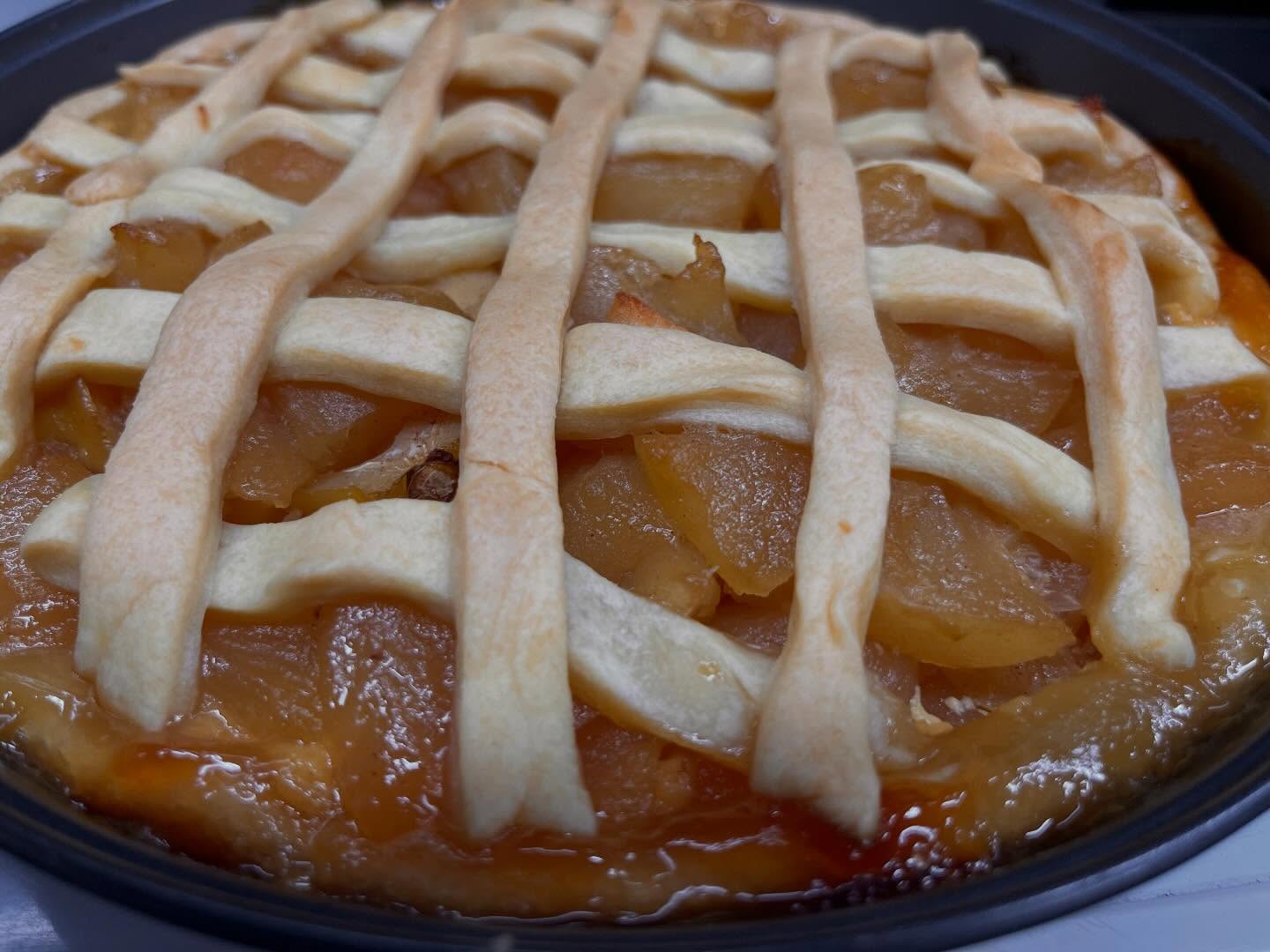 いただいたリンゴでアップルパイ🍎
⁡
たまご塗るの忘れて映えない仕上がりになってしもた🥚
⁡
味は絶品✨
⁡
#こども食堂 #虎吉