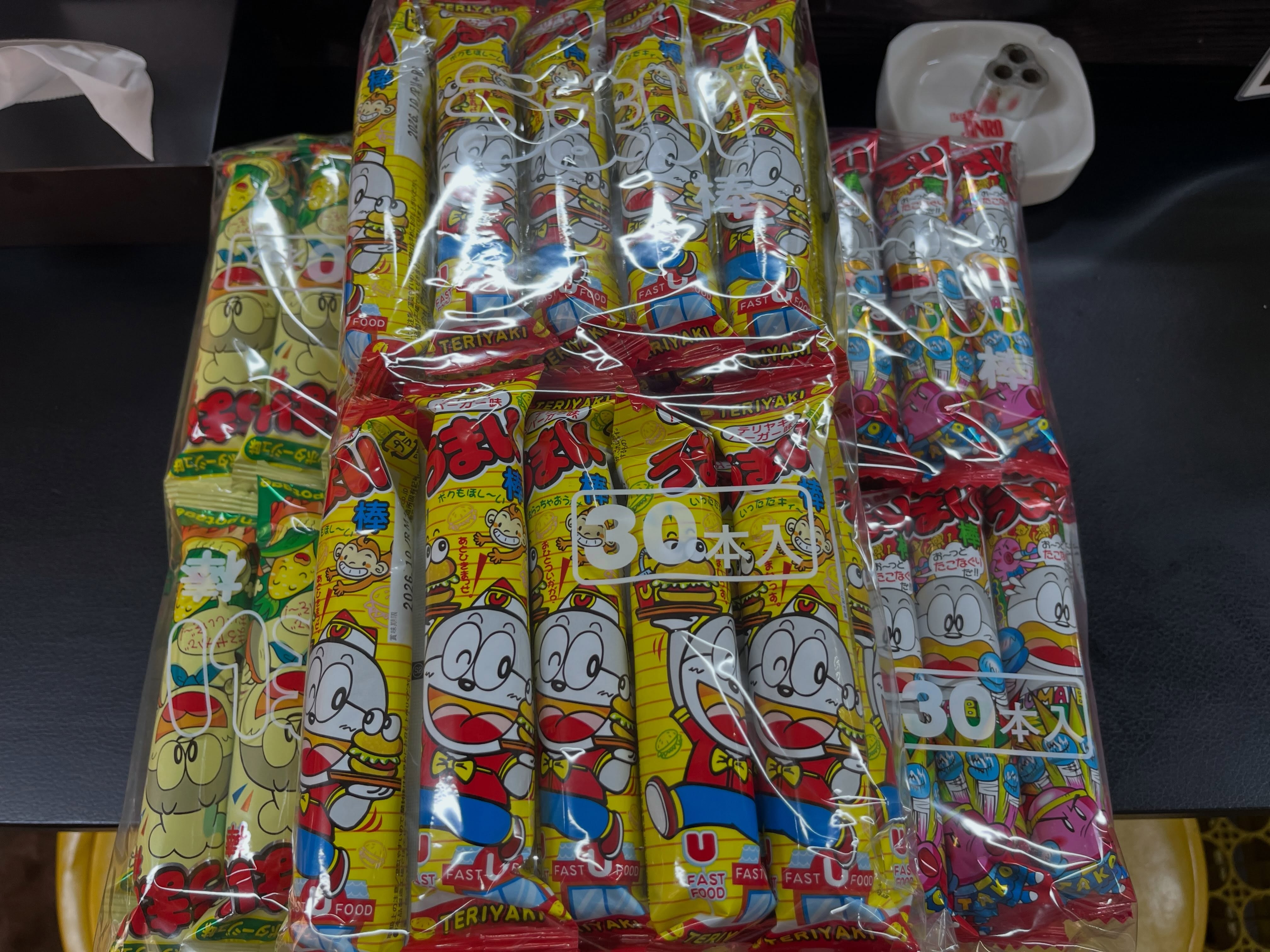 先日。

扉を開けるとともに大量のうまい棒を差し入れてくれた2回目の兄やんが大阪の南の方からわざわざ来られました。
⁡
こどもたちに絡みたくて仕方がなく、数人のお子たちに「〇〇食べるか？」「のどかわいてないか？」と尋ねるも、ことごくフラれる始末🤣
⁡
兄やんは大食漢で2人前の食事をペロリ(・┰・)
⁡
しかもとらきチケットを大量に購入してくださった😭
⁡
ｱﾘｶﾞﾀﾔｰ( ˘ω˘)人
⁡
兄やんありがとう♡🙏
⁡
 #こども食堂 #虎吉