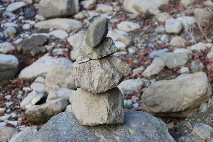 どこにでも転がってる石ころ

こんな石ころでもキチンと磨いて処理をすれば光り輝くこともある

逆にどんな素晴らしい原石だろうが磨いて処理をしないとそこらへんに転がってる石ころと同じ

こんな風に重ねられてそのうち崩されてやがて朽ち果てて消えていく

汗かいて泥まみれになってみっともないツラ晒してでも磨けよ