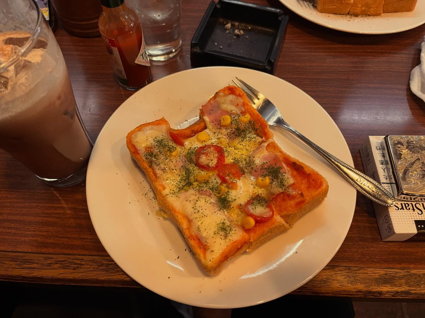 いつもの喫茶店でいつものやつ☕️
⁡
コーヒーはニガテなのでアイスココア
⁡
うまいのよ🤤ここのアイスココアが
⁡
ピザトーストも素晴らしい✨
⁡
「いつもので？」って言われて常連感出て嬉しくなった火曜日の午後
⁡
 #MAC  #阪急茨木商店街 
⁡