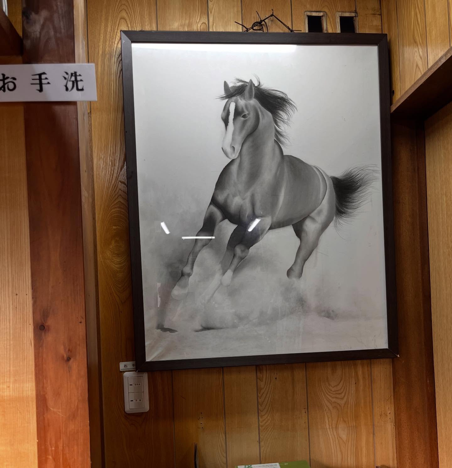 来年の干支は「うま」🐴

ということで

虎吉の店内に馬の絵を飾りました

店主が描いた水墨画でございます

デカイのでお値段はちょっとお高め🙄

お気軽にお声掛けくださいませ(⁎ᴗ͈ˬᴗ͈⁎)

 #こども食堂 #虎吉 #水墨画