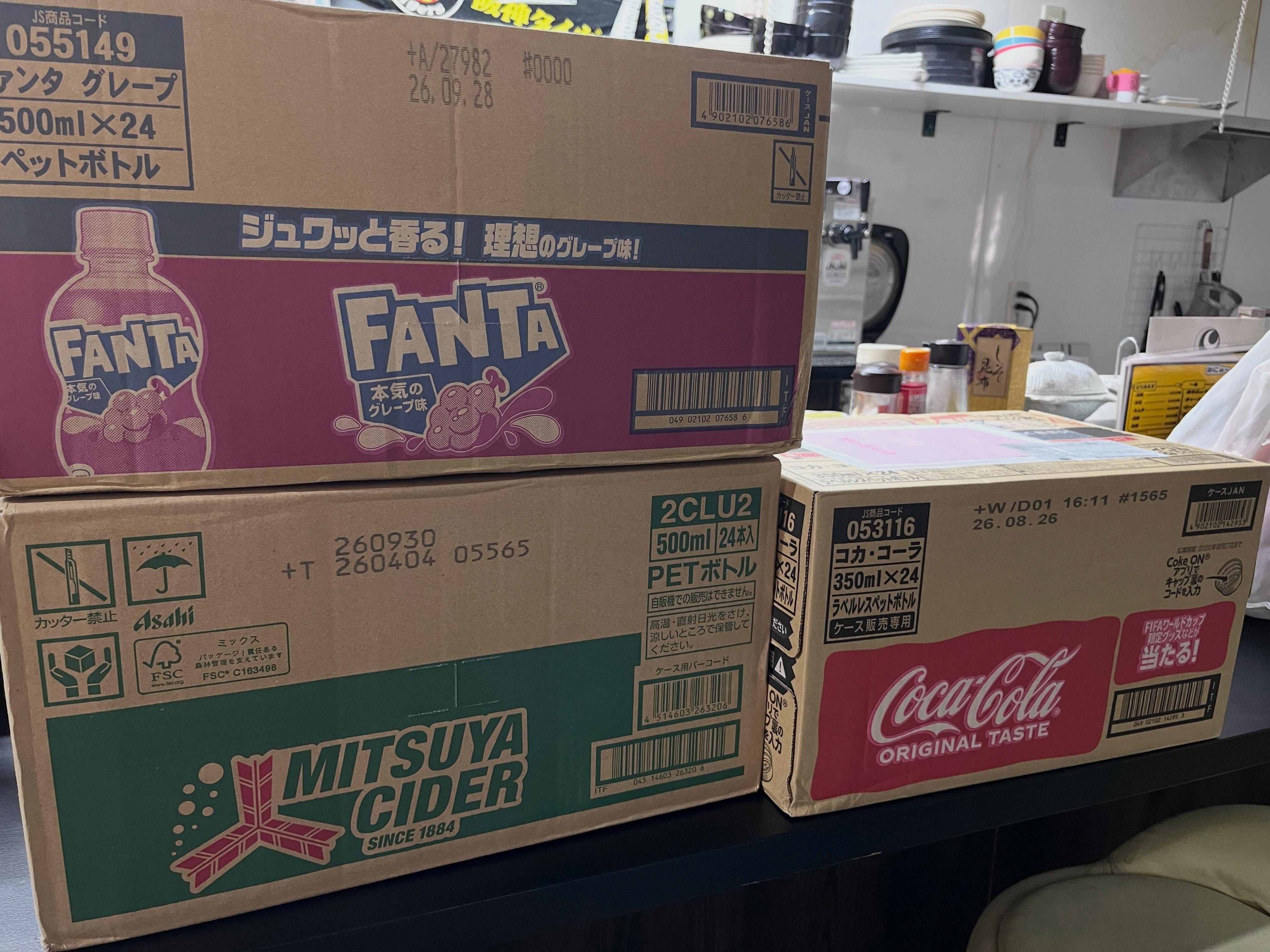 本日。

お店はお休みでござる🥷

ちょっくら買い物に出かけようと扉を開けてパッと下を見たら、何やらいつもと違うものが目に飛び込んできた。

よく見てみると大量のコーラやらファンタやらのペットボトルのケース。

さらに詳しく見てみると、どうやらAmazonで送ってくれたものっぽい。

届けてくれたものの内容から、ここ何日かでコーラとファンタを大量に差し入れてくれたお兄さんかしら？と、頭をよぎる。

でも連絡先も知らないし、SNSのアカウントも知らないから確かめようがない。

もしかしたら他の違う誰かが送ってくれたものなのかもしれない。

もはや分からない。

お礼の言いようがないじゃないかー！！！！

ということで。

この場を借りてお礼申し上げます🙏m(._.)m

ありがとうございます♥️✨

こどもたちが飲みたいと申したら飲ませます🧉

 #こども食堂 #虎吉