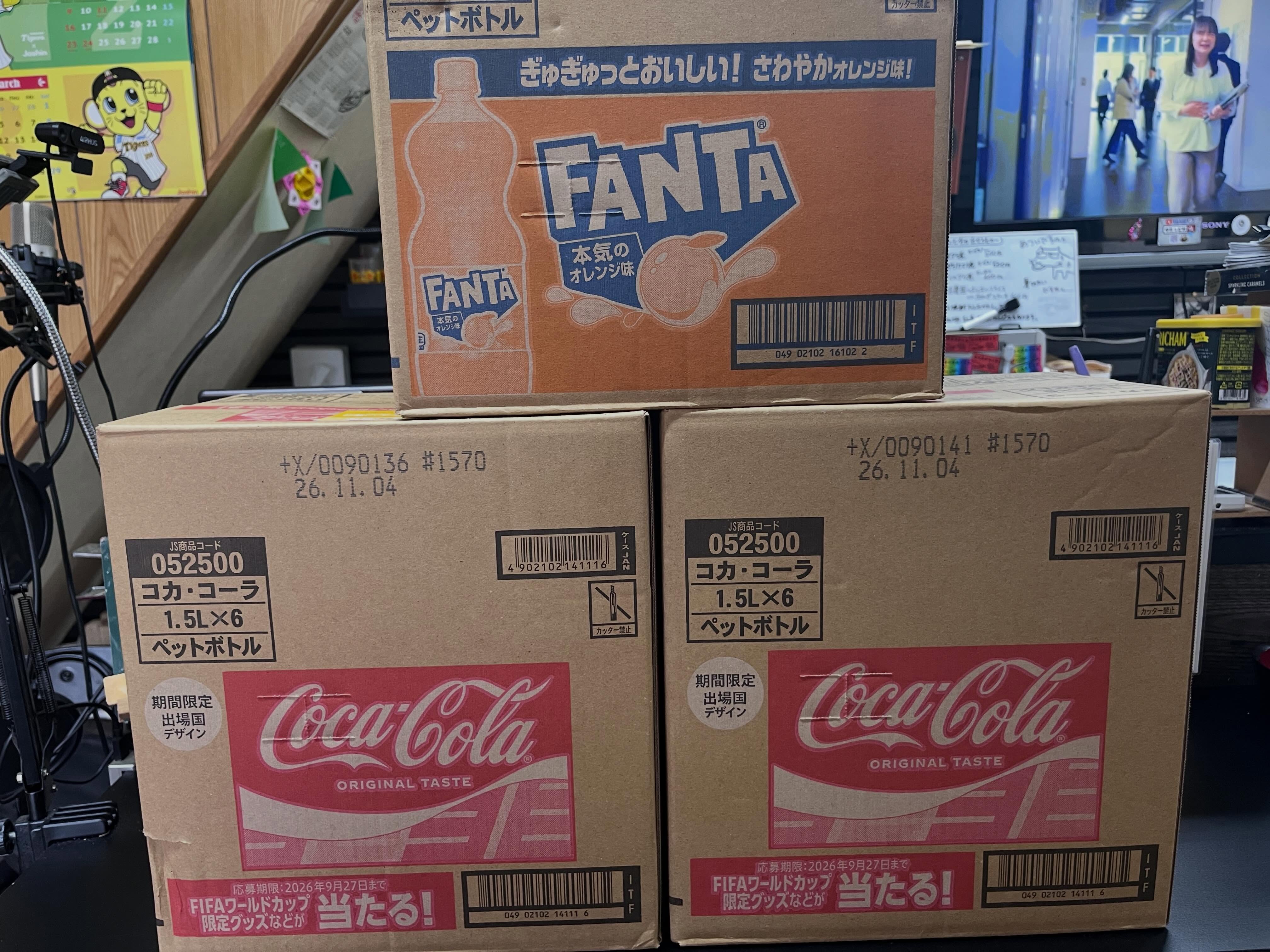 先日🐯

突然

「差し入れです！」

と言ってコーラ2ケースを届けてくれた🥤

仕事で近くに来てらっしゃって、インスタをみてわざわざ届けに来てくれたとのこと😭

いやホント有難い🙏🙏

いろんな人が動画をみてくれて批判的な意見もたくさんある中、こうして想いが伝わって行動に移してくれる人がいる。

こういう人を大切にしていきたいと思う⁡
⁡
 #こども食堂 #虎吉