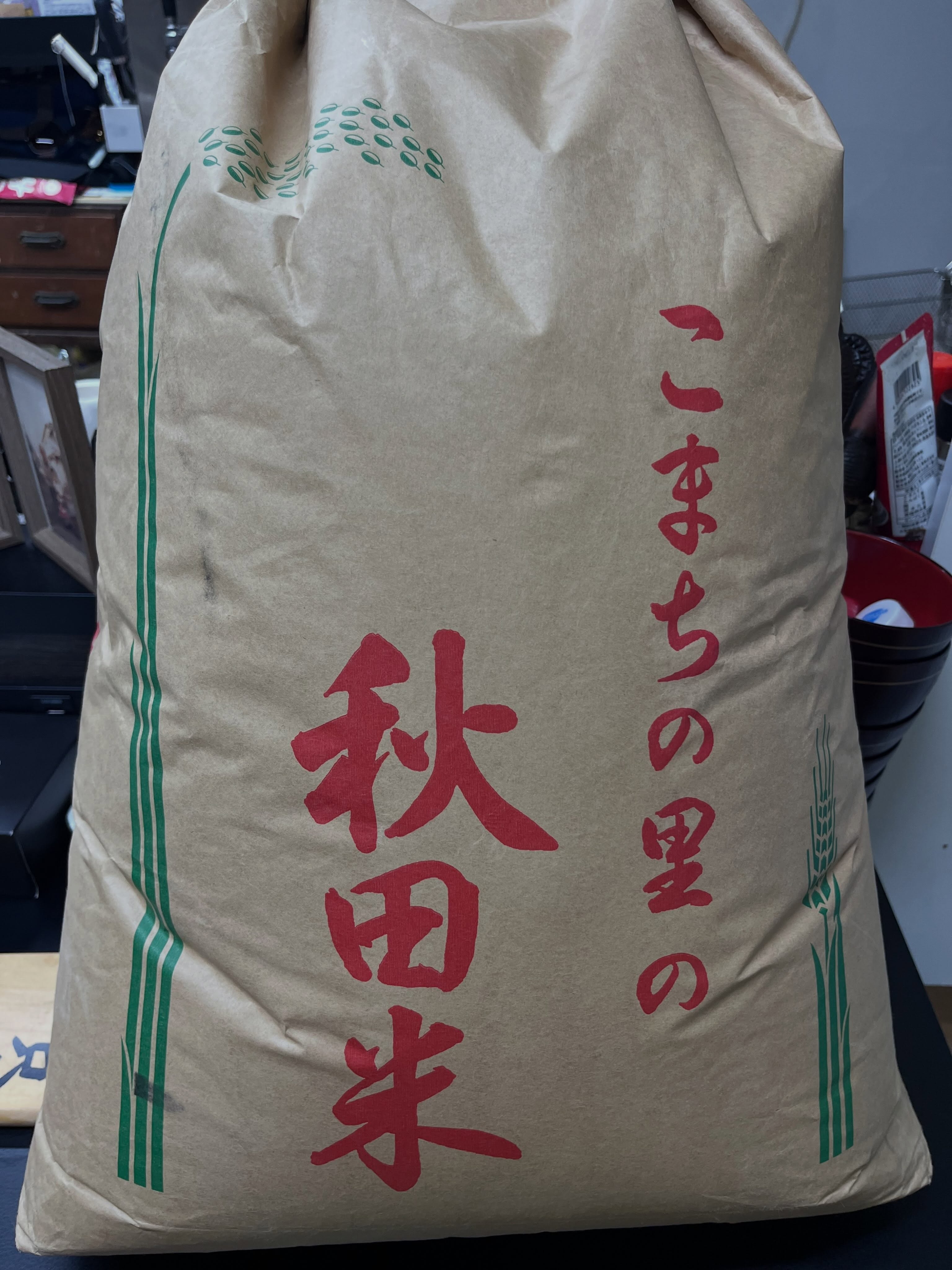 人のご縁というのはホントに不思議なものでございまして
⁡
茨木市の郡にある柔らぎ整骨院という整骨院がございまして
⁡
そこの院長は釣りと阪神が大好きな変なオッサンでして
⁡
そのオッサンが繋いでくれまして
⁡
このたびデイサービス「きらり」という所で機能訓練士のお仕事をいただく運びとなりました
⁡
1週間に一度、火曜日だけのお仕事ですがじっちゃんばっちゃんとワチャワチャしておりんす
⁡
そこの社長さんがこども食堂をやってるのを聞いて
⁡
お米を届けてくださいました🌾
⁡
なんと素敵なご縁でしょう
⁡
着実に人の輪は広がっていってると実感している今日この頃
⁡
有り難き幸せ(ﾉ_ _)ﾉ

 #変なおっさんは 
 #お酒も大好きな
 #変態ジジイ
 #優しいだけが取り柄